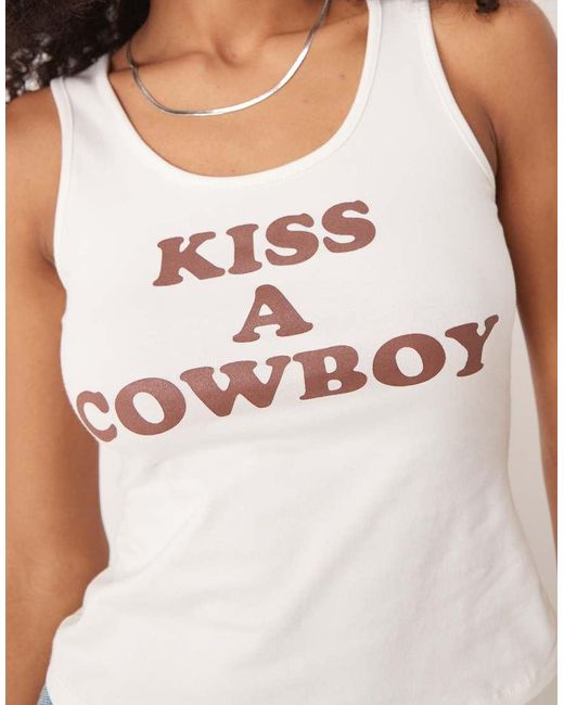 Canotta Con Grafica "Kiss A Cowboy" di ASOS in White