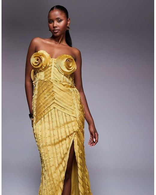 Vestito Lungo A Pieghe Pronunciate Con Coppe A Fiore di ASOS in Metallic