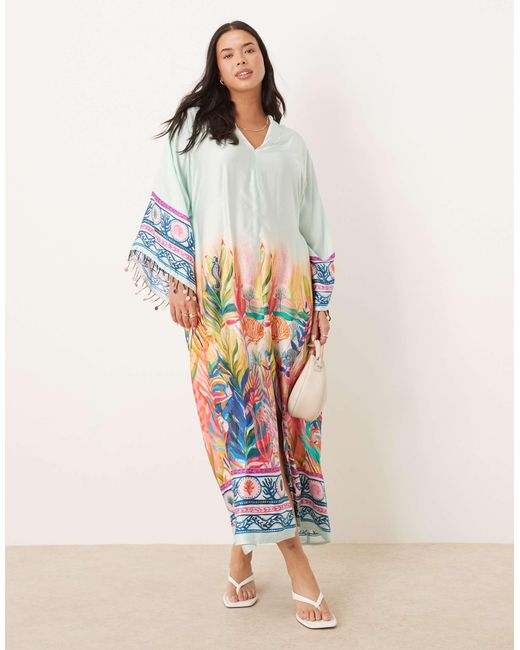 Hope & Ivy Plus White Hope & ivy – es kimono-midikleid mit landschaftsprint, wickeldesign und bindegürtel