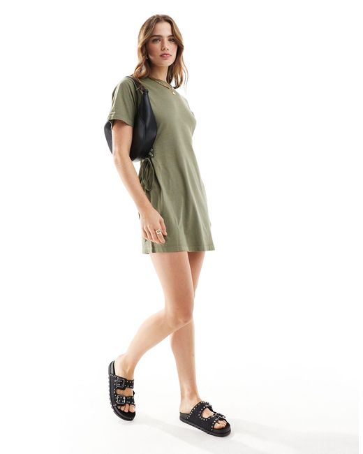 Vestito t-shirt corto con allacciatura laterale kaki slavato di Miss Selfridge in Green