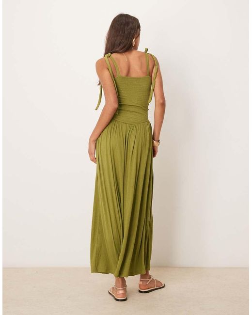 ASOS Midi Jurk Van Kreukelstof Met Gesmokt Lijfje En Gestrikte Cami-Bandjes in het Green