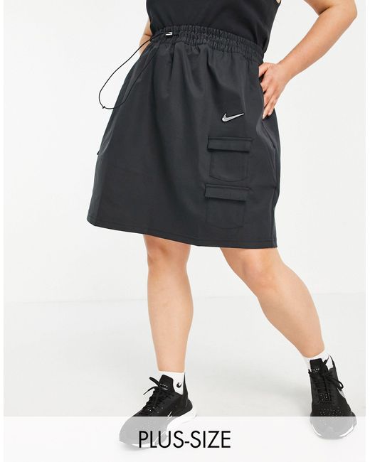 Falda negra con bolsillos utilitarios y logo Nike de color Black