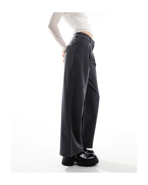Pantalon fuselé ajusté à fines rayures Monki en coloris White