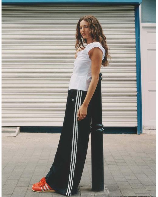 Japan di Adidas Originals in Red