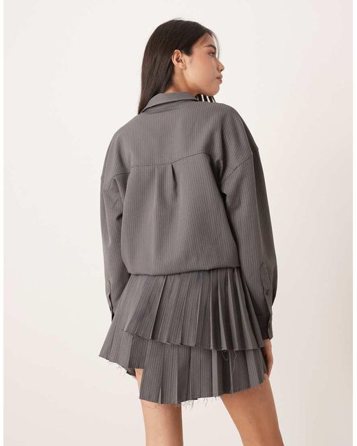 Vestido Camisero Corto Gris Con Raya Diplomática, Falda Plisada Y Cintura Baja De ASOS de color Natural