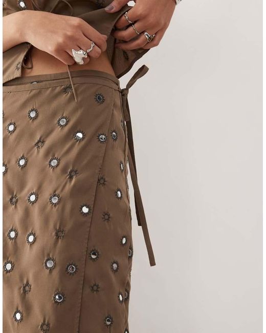 Weekday Midi Rok Met Overslag Versierd Met Spiegellovertjes in het Natural