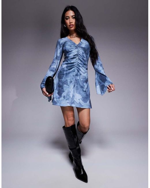 Vestito Corto Blu A Fiori Arricciato Con Scollo A V E Maniche Svasate di ASOS in Blue