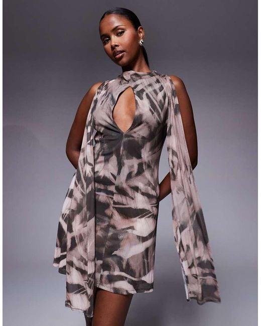 Vestido Corto Con Con Vuelo, Cuello Alto Y Detalle De Abertura Y Fular De ASOS de color Multicolor