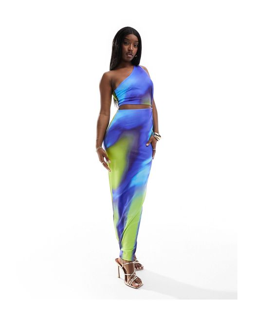 Simmi - robe asymétrique longue à imprimé marbré et détail noué avec découpe SIMMI en coloris Blue