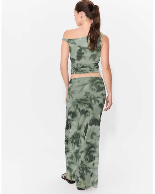 Jupe mi-longue imprimée en tulle - kaki Stradivarius en coloris Green