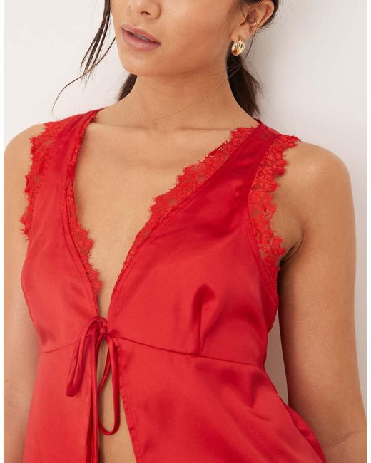 Top De Pijama Cereza De Satén Con Parte Delantera Abierta, Lazada Y Ribetes De Encaje Exclusivo De (Parte De Un Conjunto) The Frolic de color Red