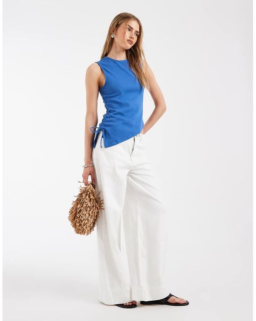 Top De Punto Asimétrico Alila Con Lazo En Levi's de color Blue