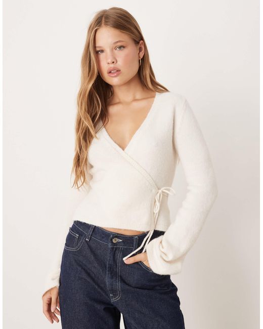 Gina Tricot White – langärmlige wickel-strickjacke aus wolle und alpakawolle