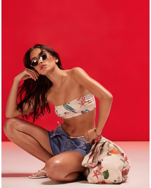 Top bikini a fascia con stampa stile cartolina di ASOS in Red