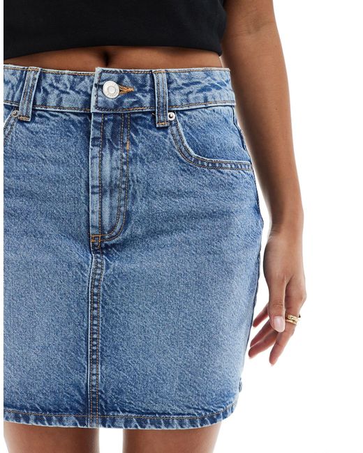 Asos design petite - mini-jupe en jean à taille haute - moyen délavé ASOS en coloris Blue