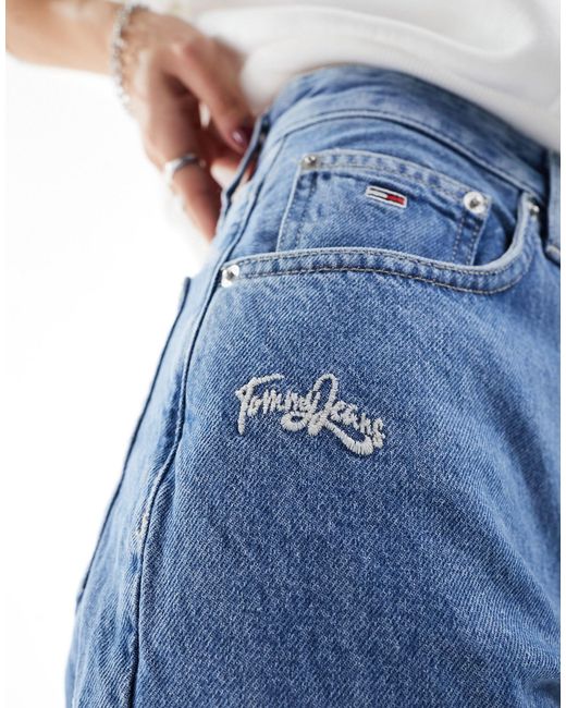 Mom jeans affusolati a vita super alta lavaggio medio di Tommy Hilfiger in Blue