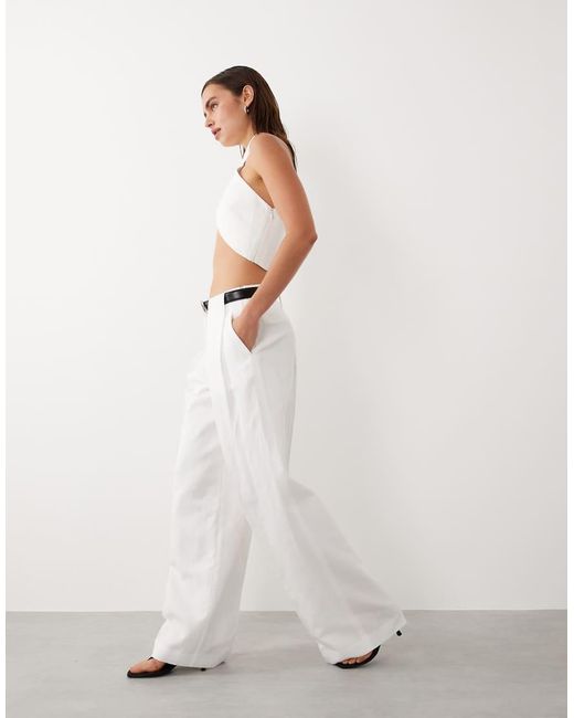 Mango Starring Hailey Bieber in het White