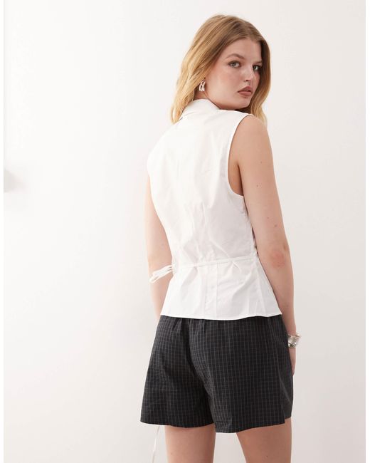 Weekday White – ärmelloses wickel-oberteil