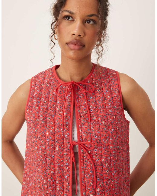 Chaleco Rojo Guateado Con Estampado De Florecitas Y Detalle De Lazadas De Nobody's Child de color Red