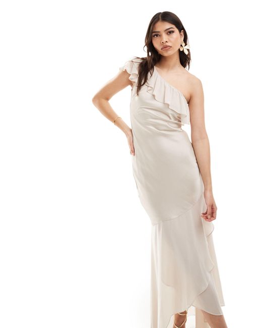 L'invitée - robe longue asymétrique en satin à volants - champagne TFNC London en coloris White