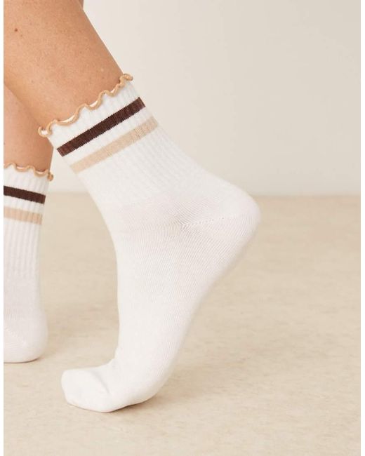 Calcetines Tobilleros Blancos A Rayas Marrones Con Volante En El Tobillo De ASOS de color Natural