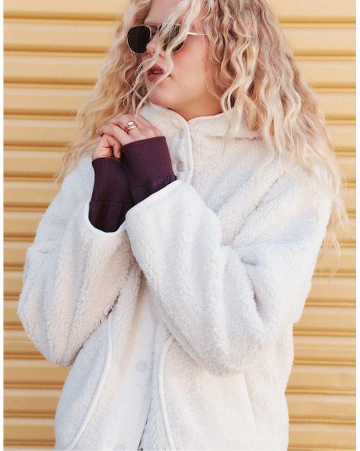 Veste doublée en imitation peau Stradivarius en coloris Natural