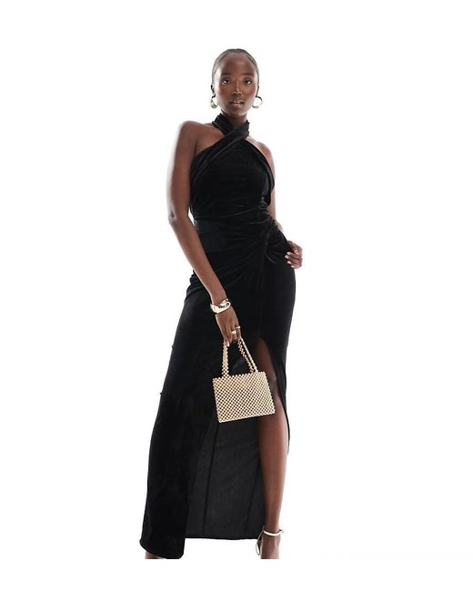 Vestido Largo Con Cuello Halter Y Abertura Hasta El Muslo De Terciopelo De TFNC London de color Black