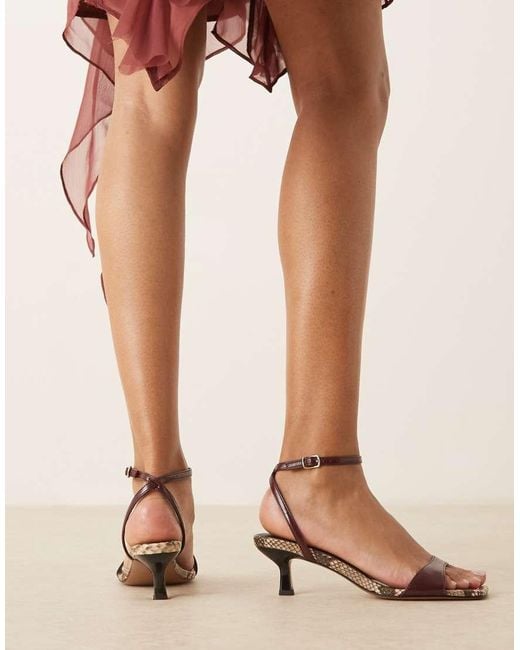 Sandalias Burdeos Minimalistas De Tacón Bajo Con Detalle Efecto