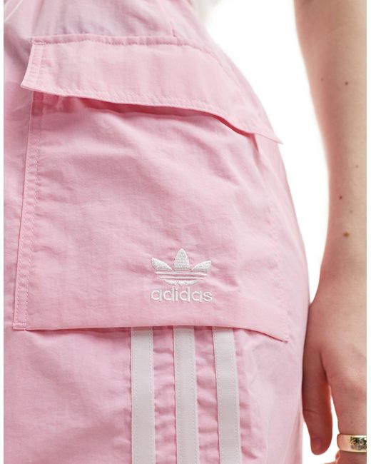 Pantaloncini cargo con tre strisce di Adidas Originals in Pink