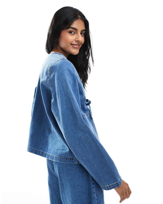 ONLY Blue – kastige, vorne gebundene hemdjacke aus mittelem denim