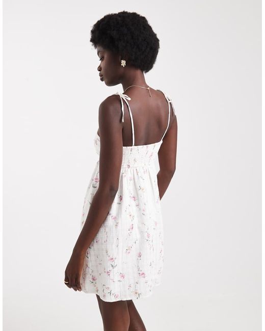 Vestito Babydoll Con Bretelle Allacciate A Fiori di Hollister in White