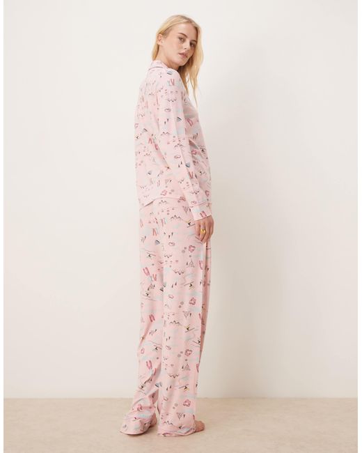 Asos design tall - pyjama ultra-doux avec pantalon et chemise à manches longues et liserés contrastants - imprimé ski ASOS en coloris Pink