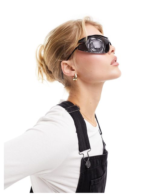Fly - occhiali da sole a mascherina oversize neri di Weekday in Black