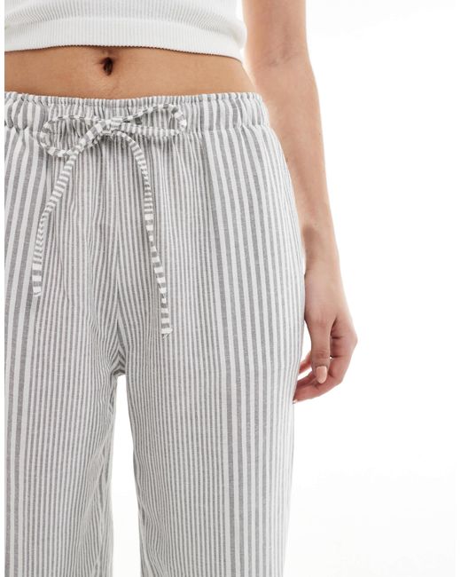 Str - pantalon taille basse aspect lin à rayures Stradivarius en coloris White