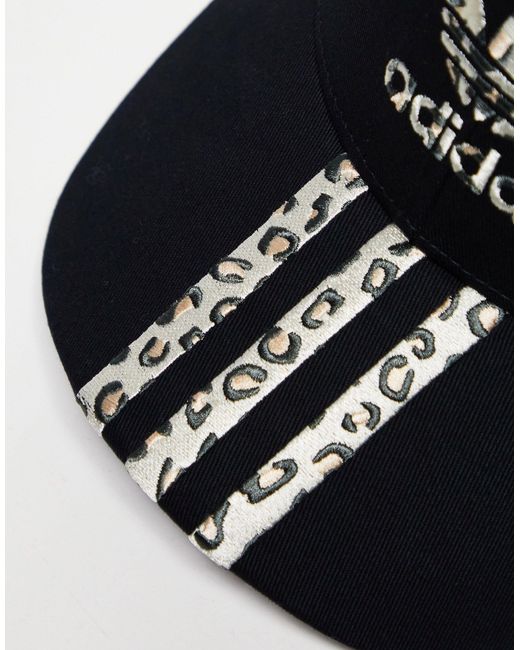Leopard luxe - cappellino con dettagli leopardati di Adidas Originals in Blue