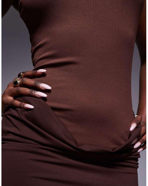 Vestido Corto Marrón Acanalado Sin Mangas Con Falda Ajustada De ASOS de color Brown