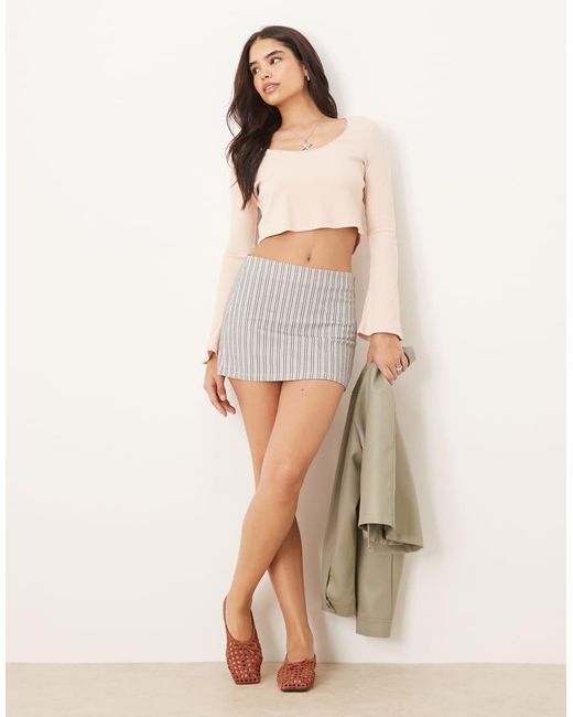Crop Top A Maniche Lunghe A Coste Con Finiture di ASOS in Natural