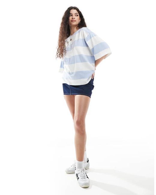 Camiseta A Rayas Blancas Y Azules Extragrande De Manga Corta Con Estampado Universitario En La Espalda De Monki de color White