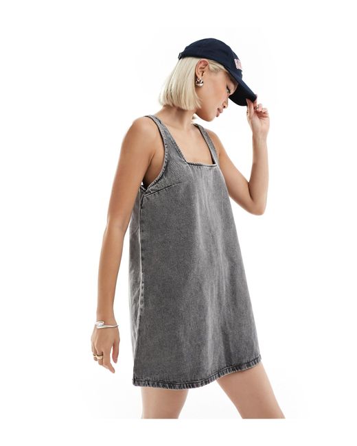 Robe salopette courte en jean - foncé délavé Monki en coloris Gray