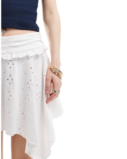Mini-jupe en broderie anglaise à ourlet asymétrique ASOS en coloris White