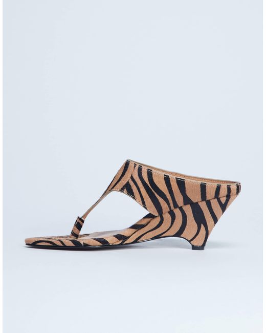 Ally - sandales compensées en cuir véritable façon poulain à motif tigré et entredoigt TOPSHOP en coloris White