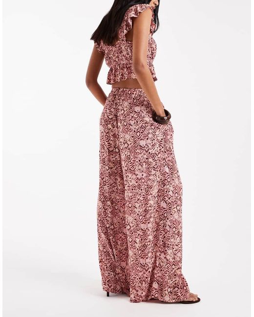 Pantaloni Con Fondo Ampio Rosa Con Stampa Cachemire di Stradivarius in Red