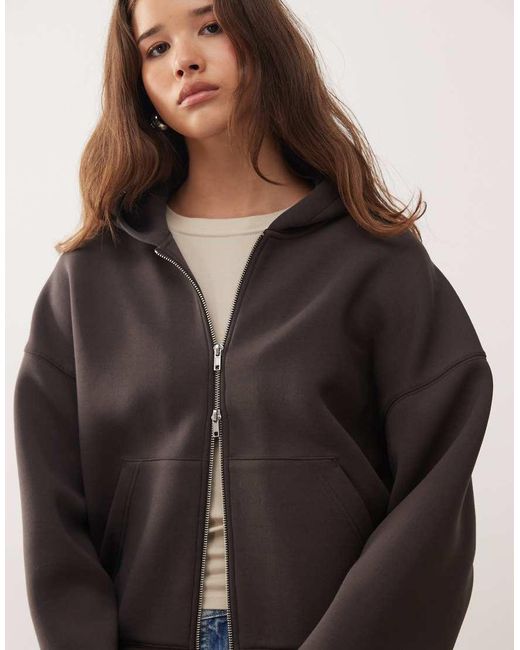 Weekday Scarlet in het White