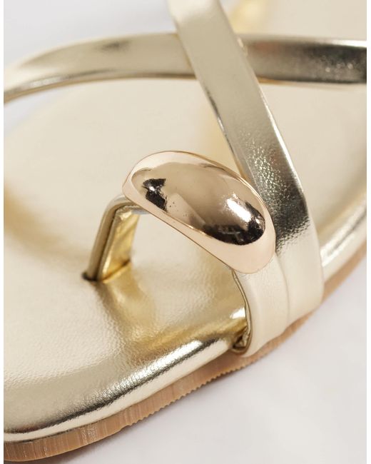 Glamorous White Flat Sandals With Toe Ring