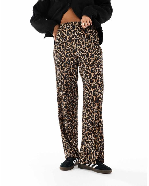 ONLY Black – locker sitzende hose zum überziehen mit animal-print