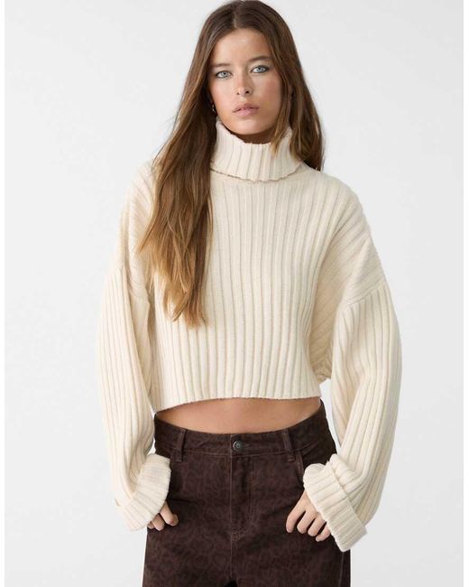 Maglione Lavorato A Coste Con Collo Alto di Stradivarius in White