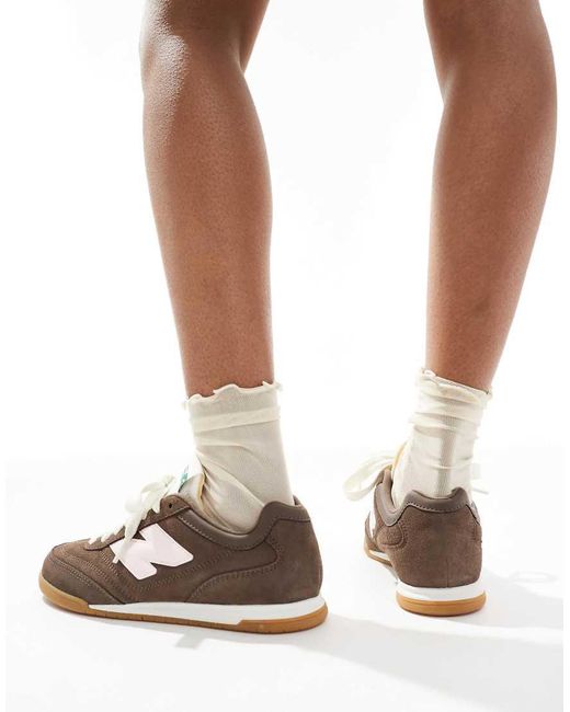 Zapatillas De Deporte Marrones Y Rosas Con Suela De Goma Rc42 Exclusivas En Asos De New Balance de color White