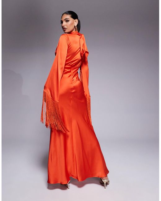Robe longue coupée en biais en satin avec col drapé et manches frangées ASOS en coloris Orange