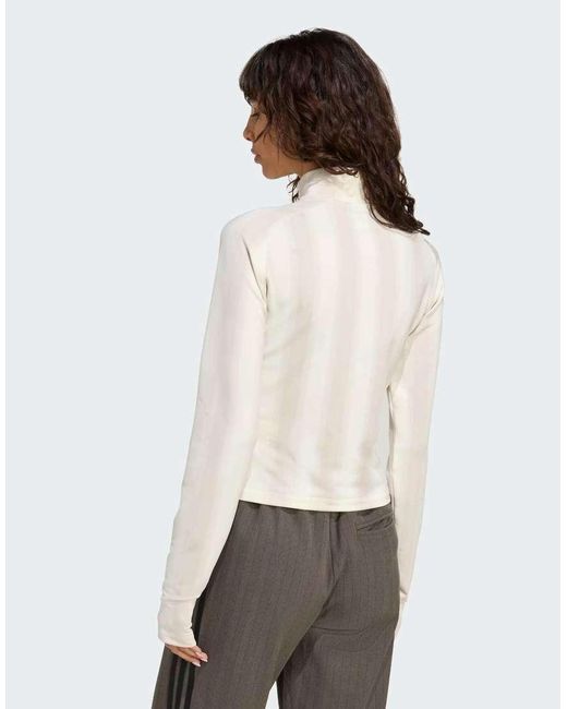 Top A Maniche Lunghe Sporco Con Zip Corta E Grafica Stile Calcio di Adidas Originals in White