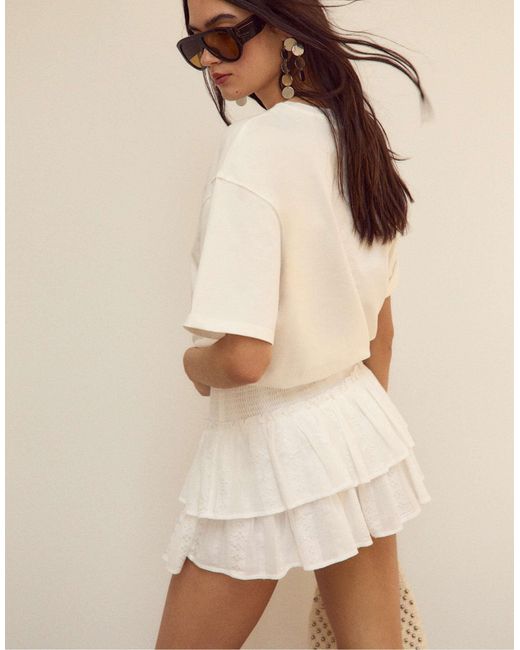 Jupe-short fluide à volants Stradivarius en coloris Natural